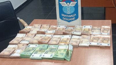 Митничарите задържаха недекларирани 81 385 евро и 19 750 долара