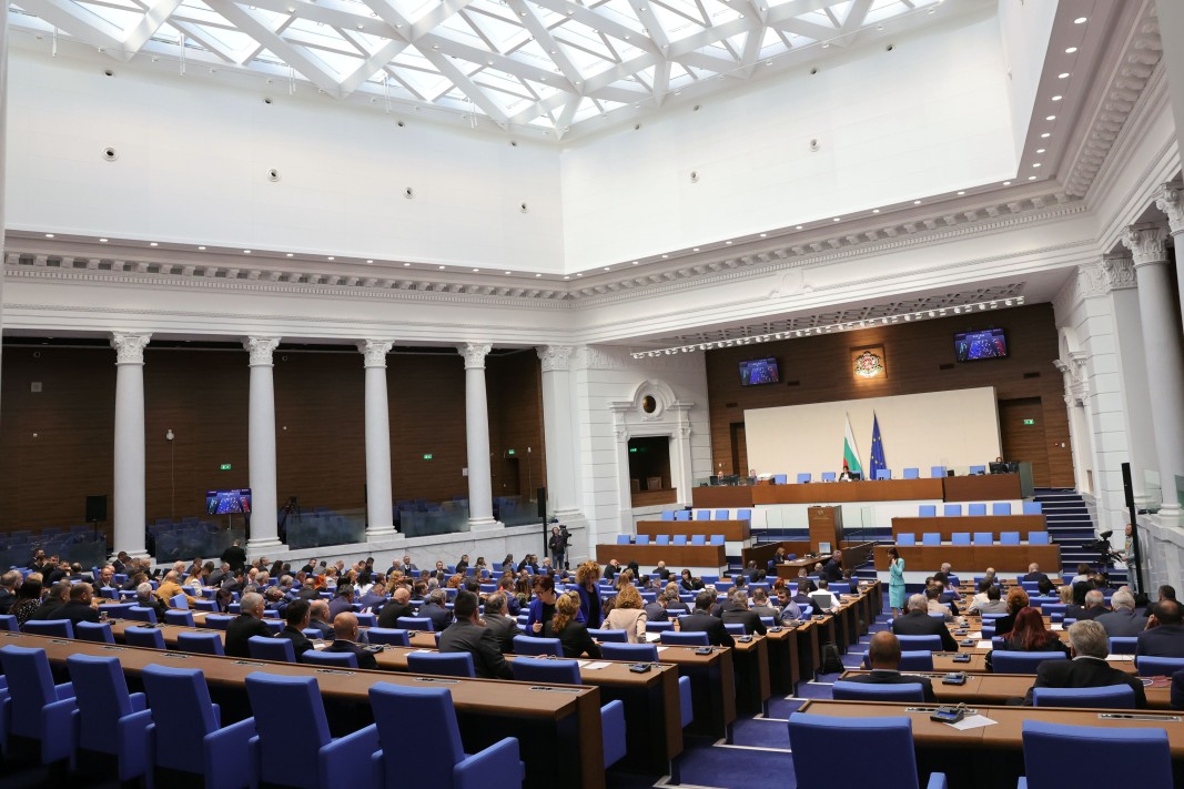 Парламентът заседава извънредно утре