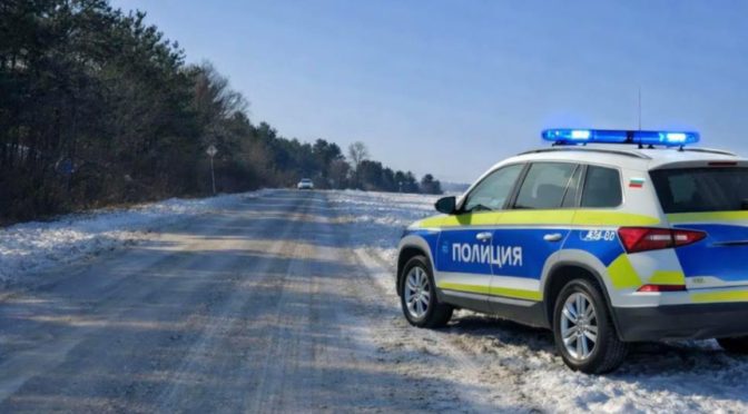 Слаб снеговалеж по пътя Варна-Добрич, на отделни места има снегонавявания