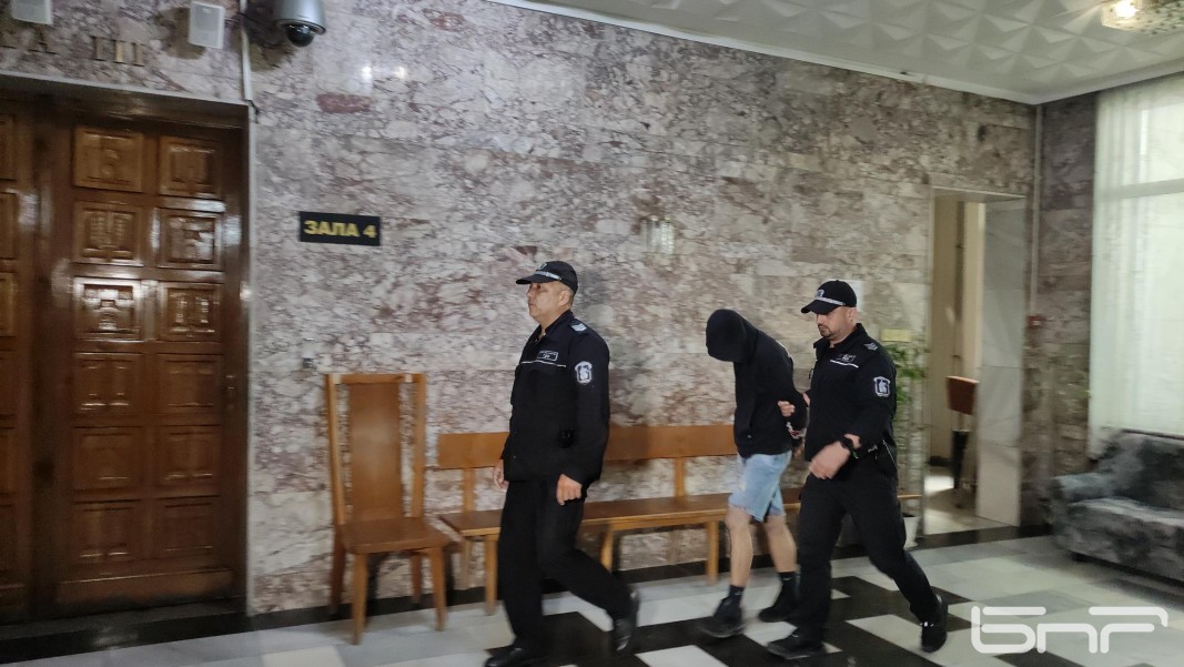 Шофьорът, взел дрога и блъснал 3 коли във В. Търново, остава в ареста