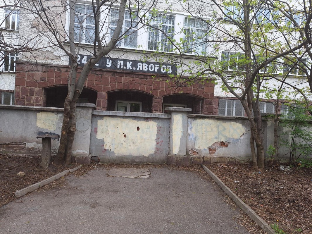 Да зазидаш главния вход на столично училище заради… казино