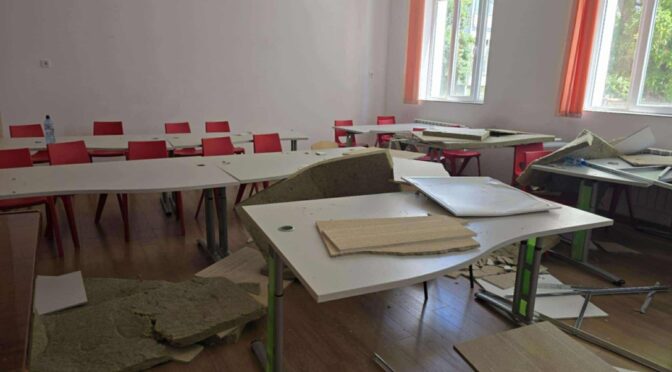Част от таван в пловдивско училище рухна по време на час, няма пострадали