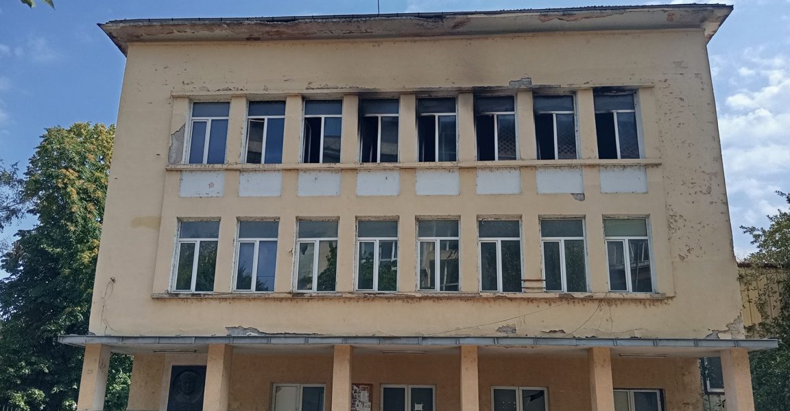 Непълнолетни са съпричастни към пожара в бившия техникум в Монтана