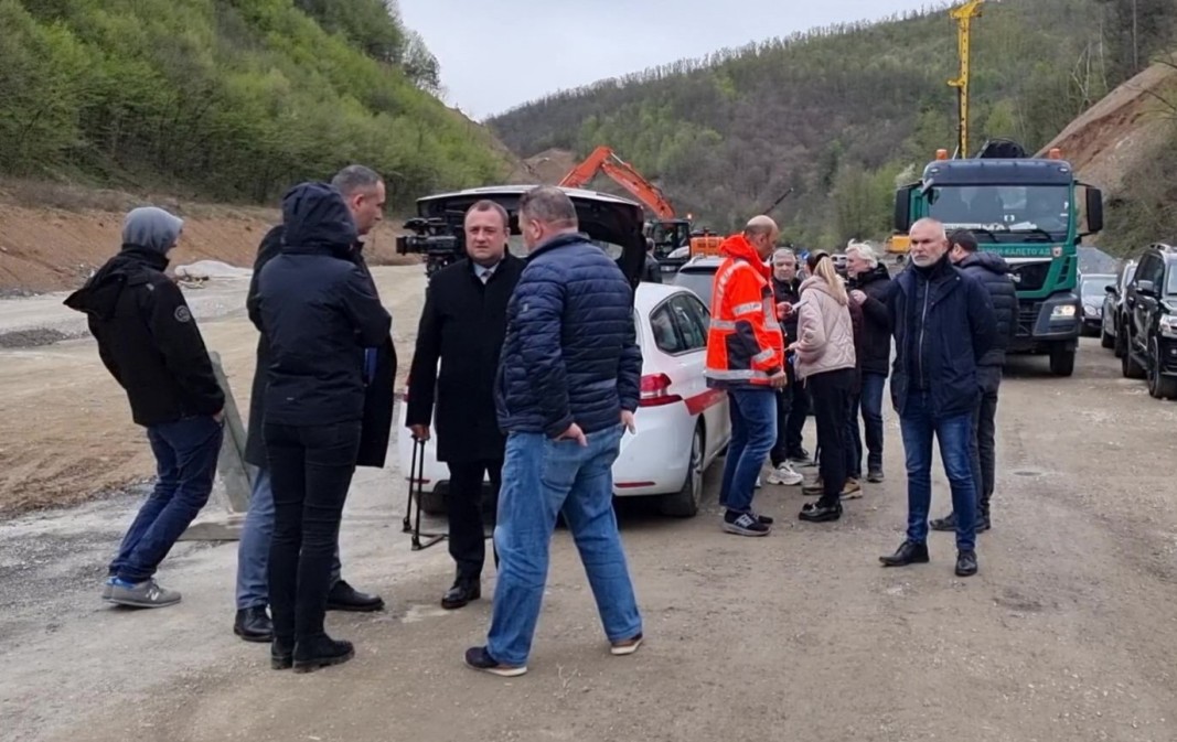Остават разделителните колчета на пътя през ловешкото Български извор