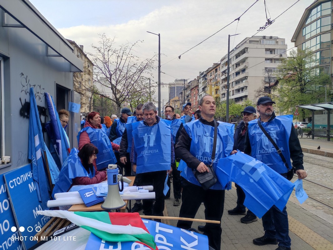 Служители в градския транспорт блокираха възлови кръстовища в София