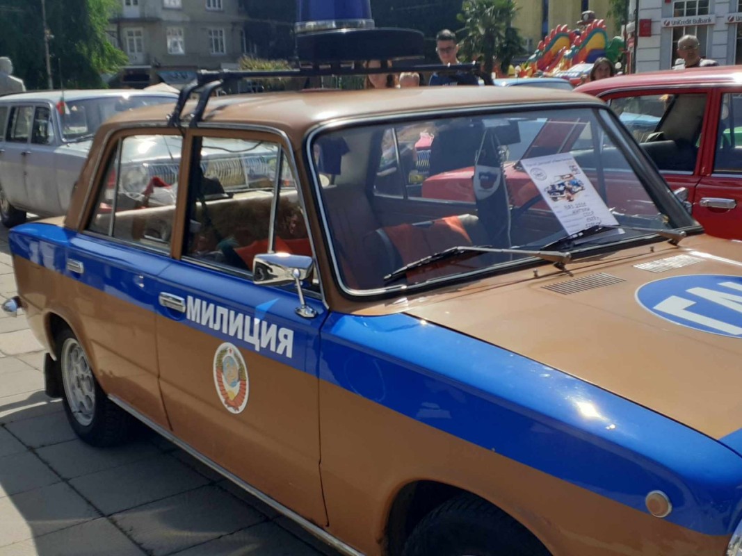 Показаха "могъщи" модели соцвозила на ретропарад в Кюстендил