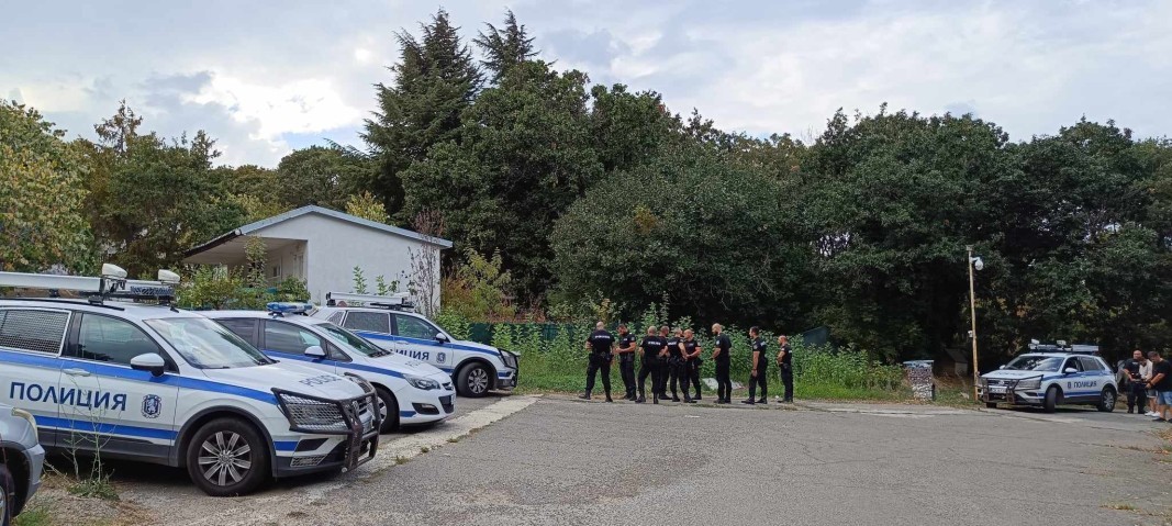 Засилиха полицейското присъствие и пред "сараите на Ахмед Доган" в парк "Росенец"
