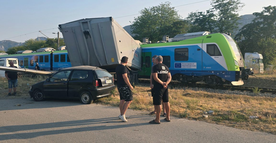 Влак е ударил тир на жп прелез преди гара Враца