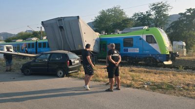 Влак е ударил тир на жп прелез преди гара Враца