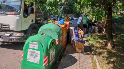 Доброволци почистваха в два квартала в София