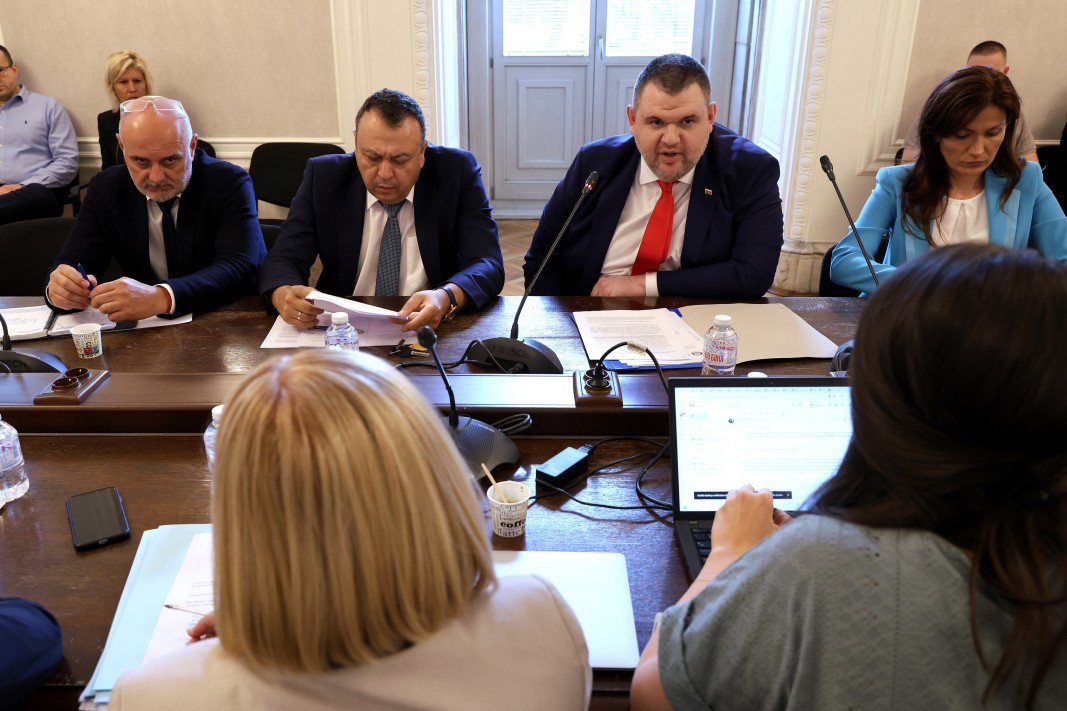 Пеевски се яви  по свое желание пред комисията за Мартин Божанов – Нотариуса и Петьо Петров – Еврото