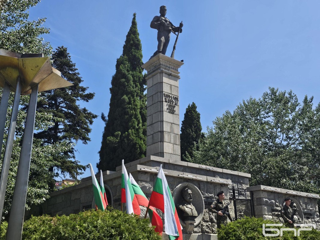 Сливен почете Деня на Ботев и падналите за свободата на България