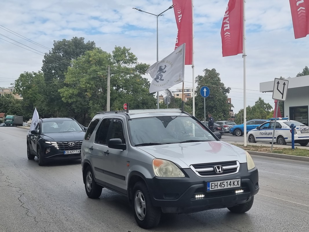 Протестно автошествие, организирано от "Възраждане", потегли от Плевен към Ловеч (ОБНОВЕНА)