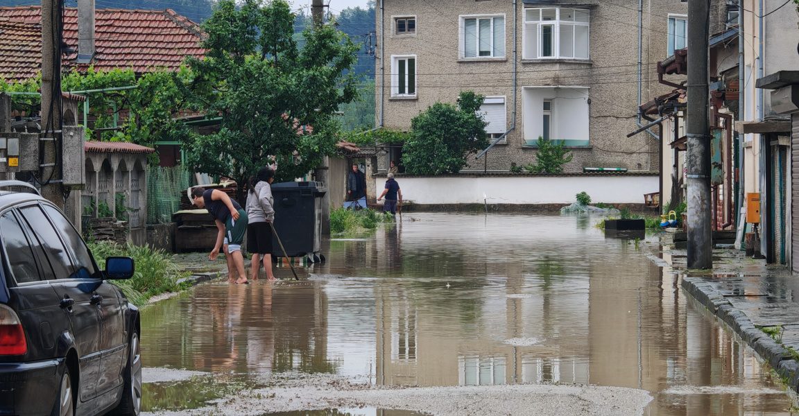 Членове на доброволното формирование към община Панагюрище помагаха в Севлиево