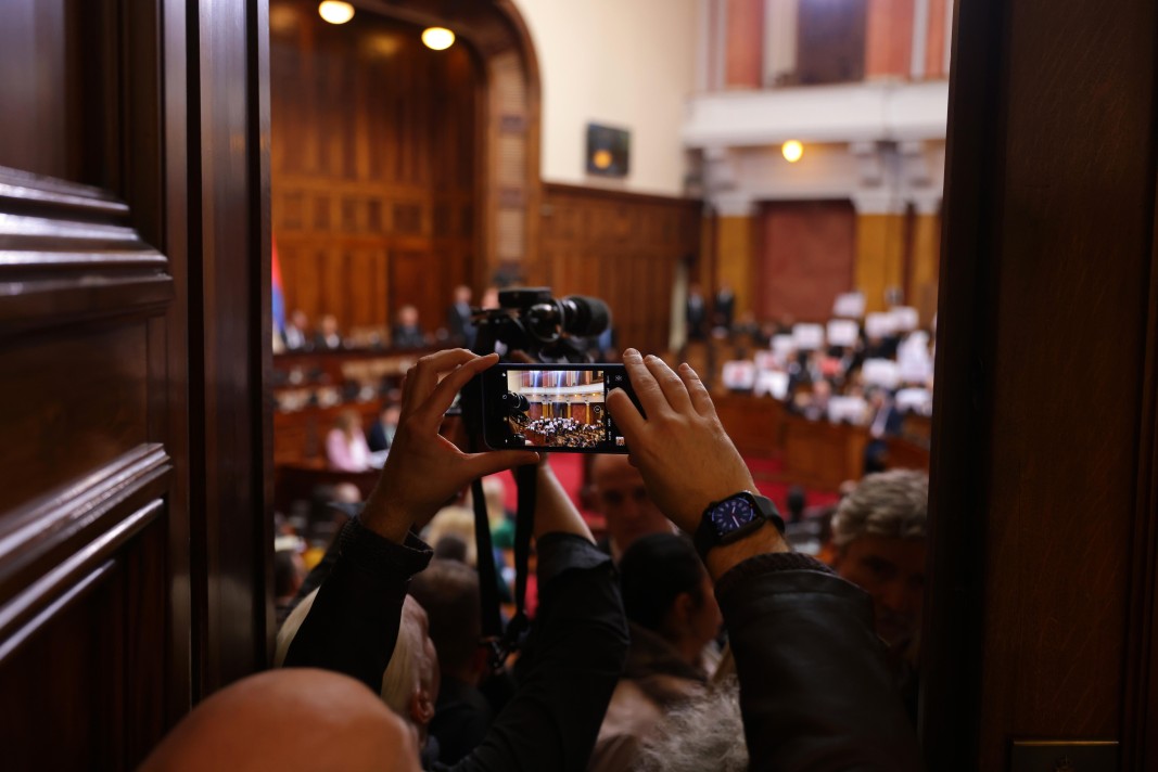 Сръбският парламент продължи работа след размириците с промени в Закона за висшето образование