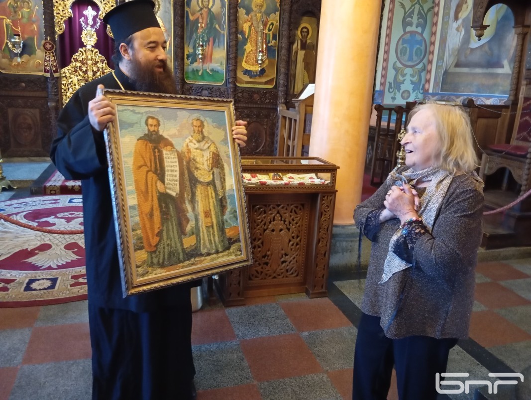 Учителката Тотка Георгиева дари гоблен с образа на светите братя Кирил и Методий на Клисурския манастир