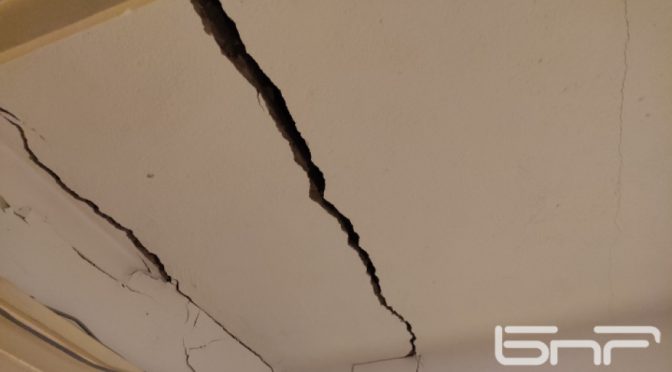 Полицията охранява евакуирания заради напуквания блок в столичния "Хаджи Димитър"