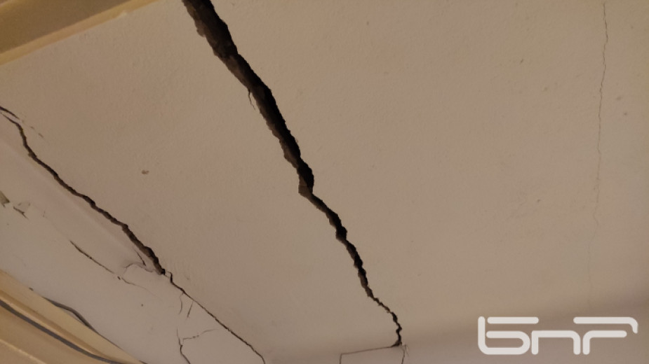 Полицията охранява евакуирания заради напуквания блок в столичния "Хаджи Димитър"