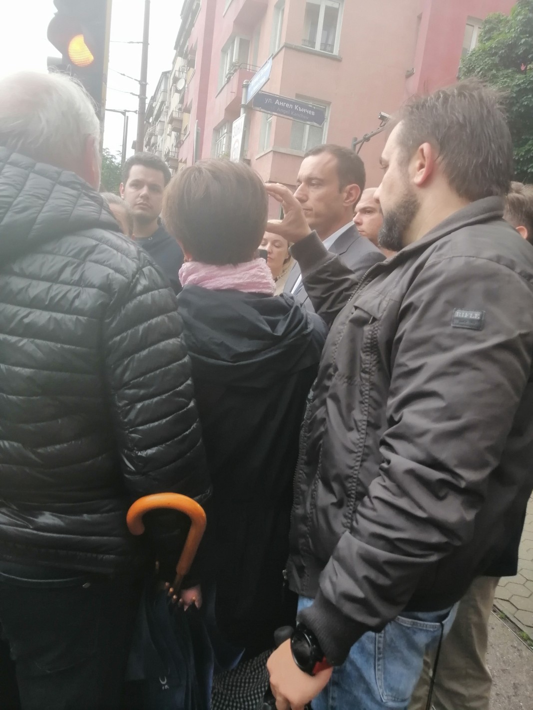 Столичният кмет Васил Терзиев разговаря с протестиращите в района на бул. "Патриарх Евтимий"