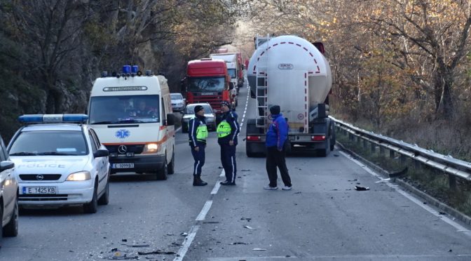 Тежкотоварен камион  аварира в района на Кривия тунел в Кресненското дефиле
