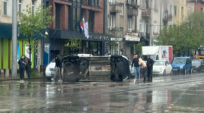 Катастрофа в София: Линейка се преобърна след сблъсък с кола