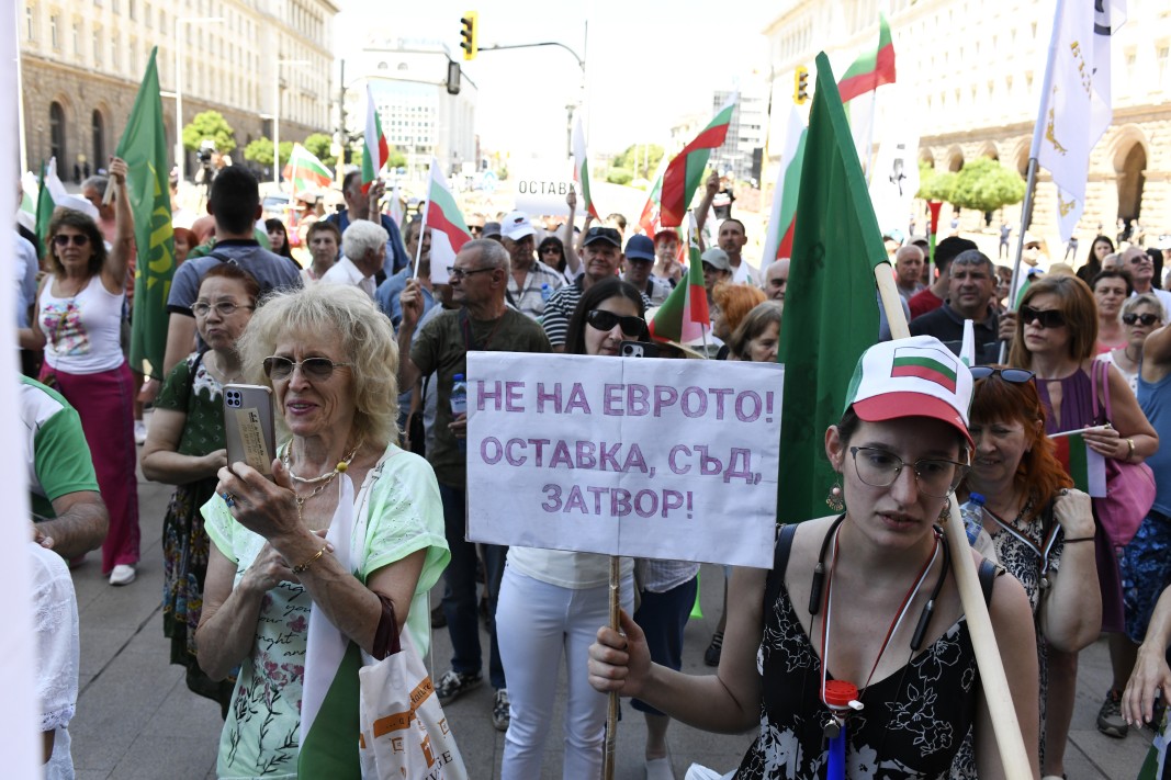 Двама са задържаните заради хулигански прояви на днешния протест в София