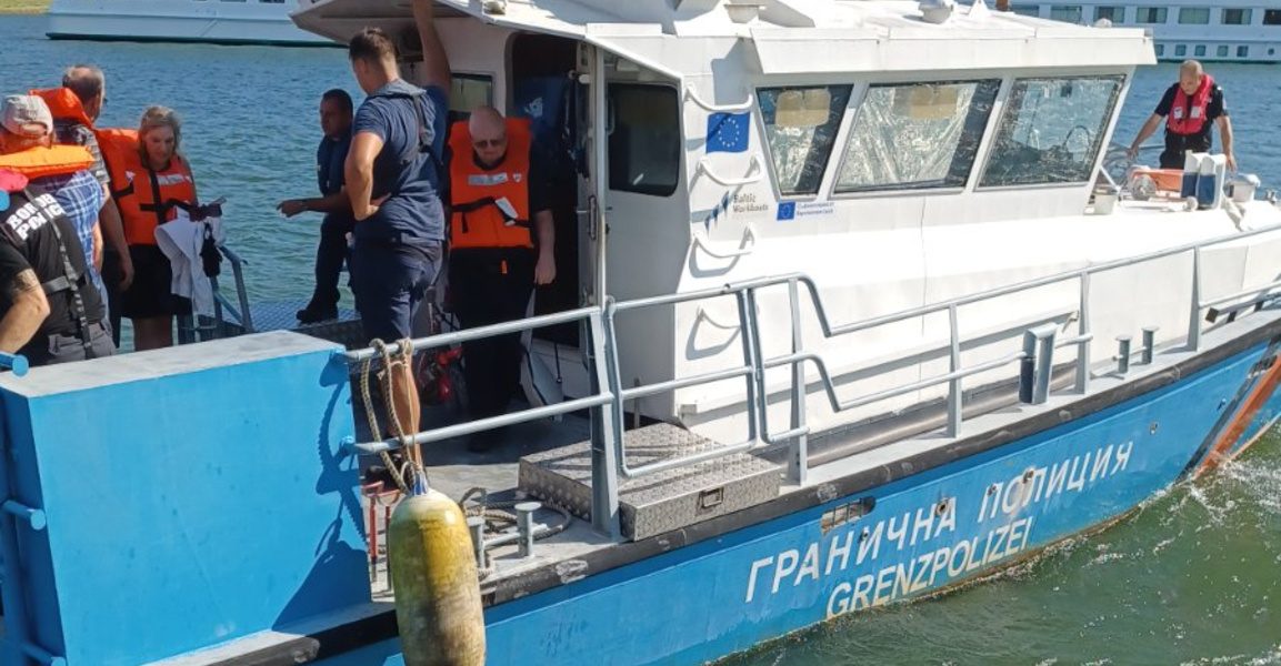 Тече евакуация на пасажерите от пътнически кораб, заседнал северно от Видин
