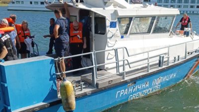 Тече евакуация на пасажерите от пътнически кораб, заседнал северно от Видин