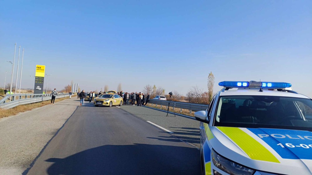 Протестът на таксиметровите шофьори затвори АМ "Тракия" към София за 3 часа