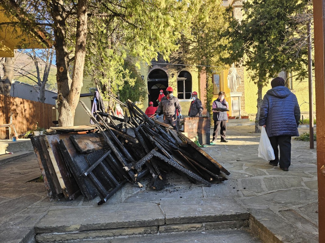 Разчистват храм "Св. Богородица" в Сливен след вчерашния пожар