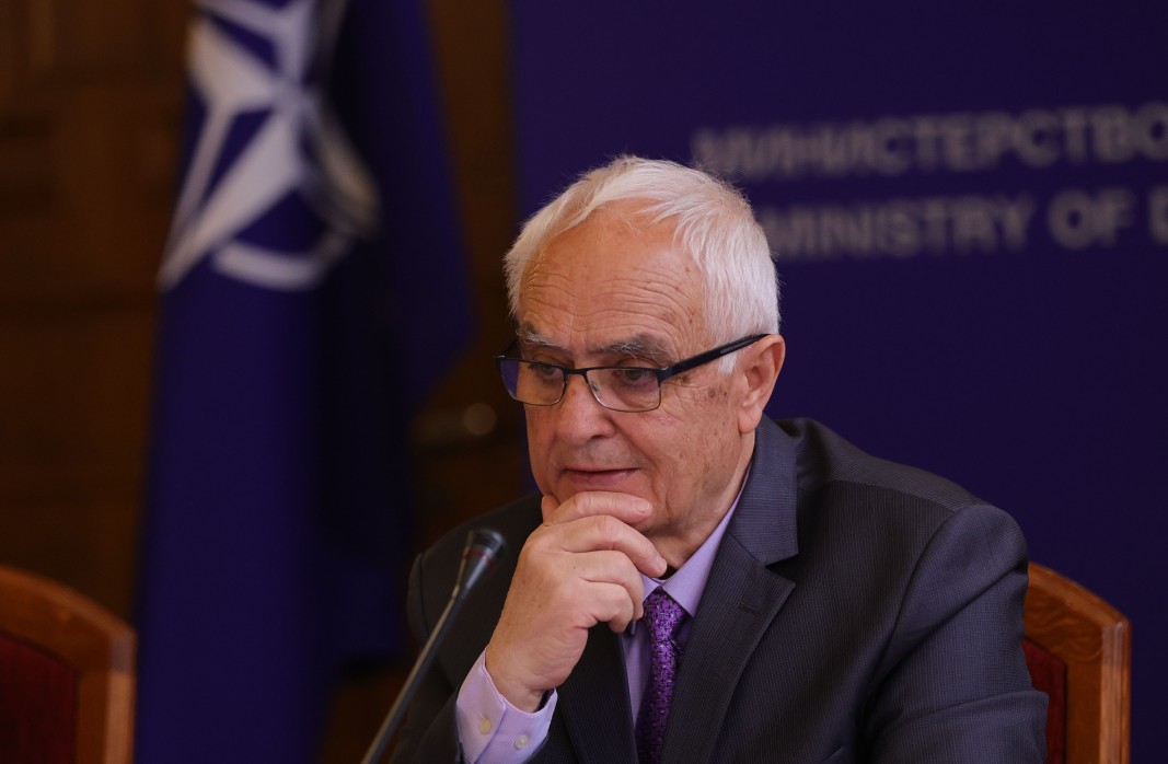 Обмисля се изискване за военно обучение за някои категории държавни служители