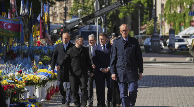 Макрон, Мерц, Стармър и Туск  са в Киев, за да покажат "непоколебима" подкрепа за Украйна