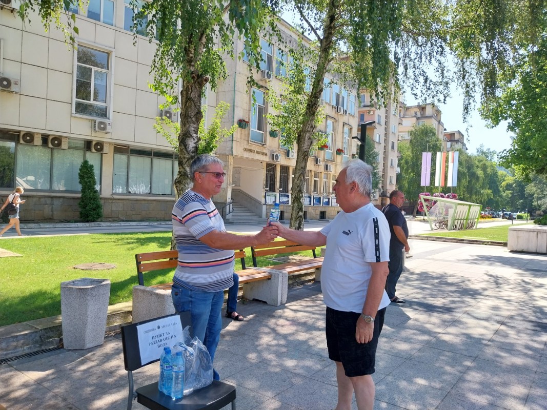 В Монтана раздават вода заради високите температури