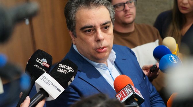 Асен Василев: Де факто МФ казва, че няма да правят нищо за увеличението на заплатите на младите лекари