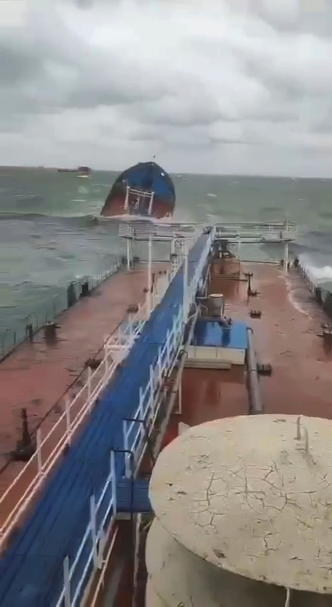 9200 тона мазут са превозвали двата руски танкера, които бедстваха в Керченския проток