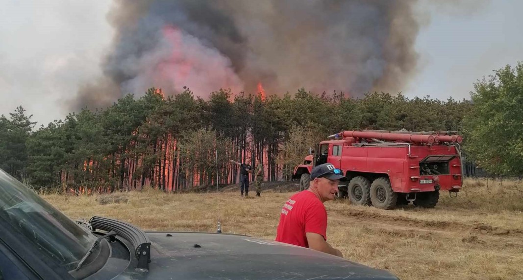 Потушават с чешките хеликоптери огъня над село Отец Паисиево