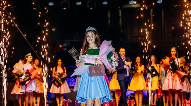 Никол Гаджева е новата Царица на розата в Карлово