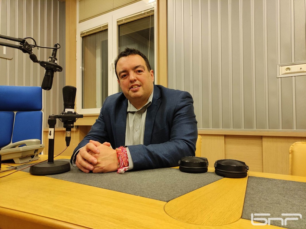 Доц. Светослав Живков: Изходът от безпътицата е партиите да започнат да преговарят по същество