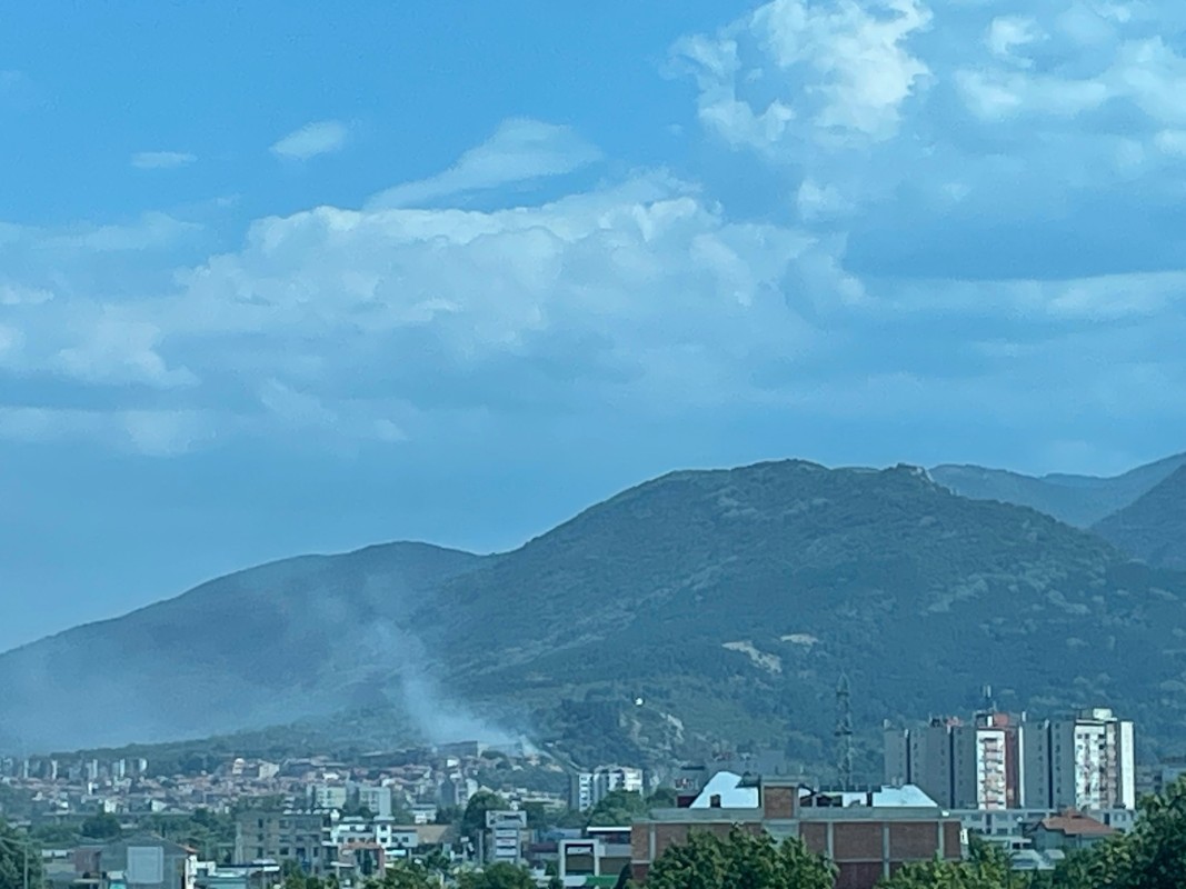 Сухи треви горят над Асеновград