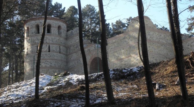 Затвориха част от улица в Кюстендил заради опасност от падащи камъни