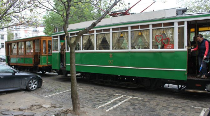 Коледният дух оживява с ретро трамвай в София