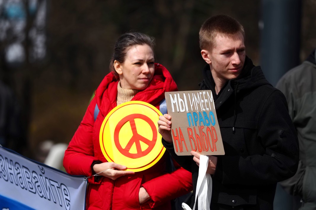 Представители на руската опозиция на протест в центъра на София