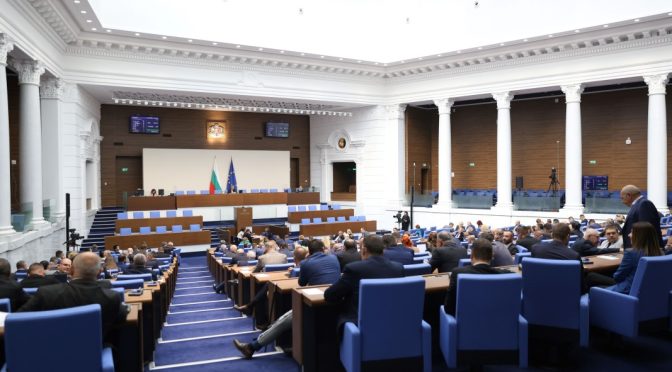 Петъчното заседание на НС започна със спорове за кворума