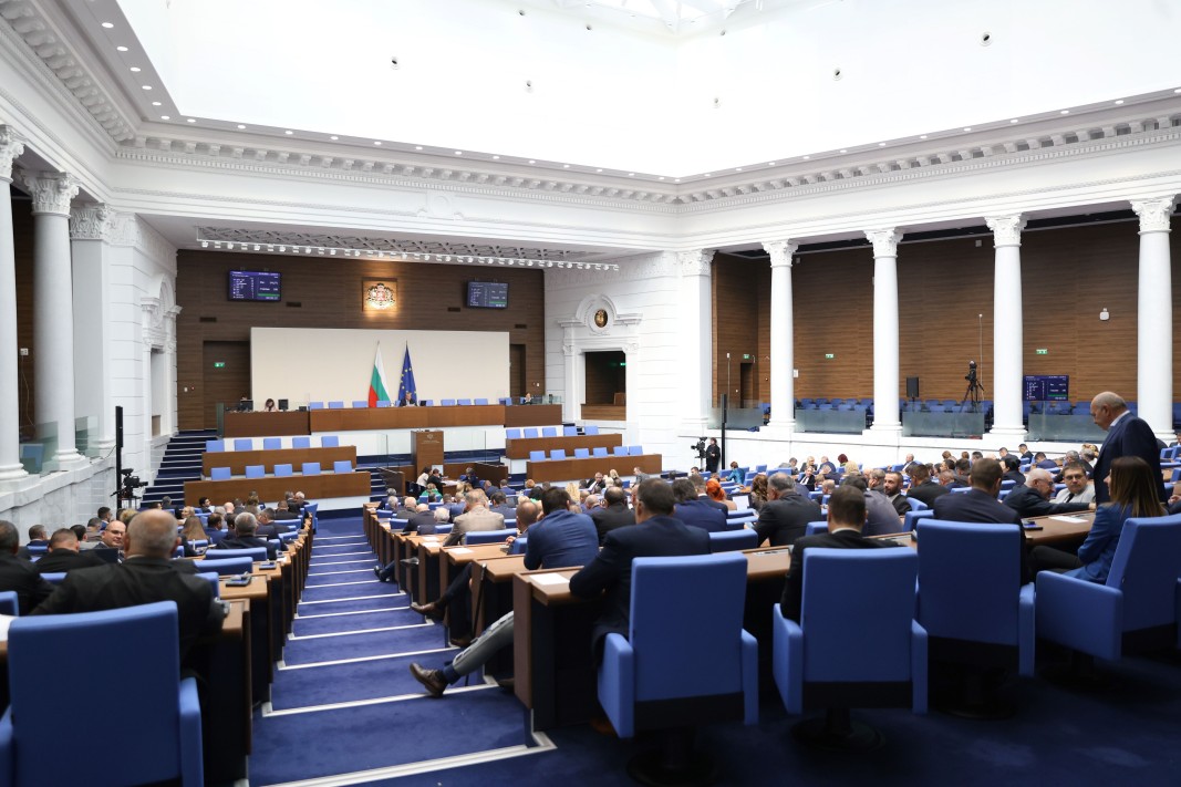 Петъчното заседание на НС започна със спорове за кворума