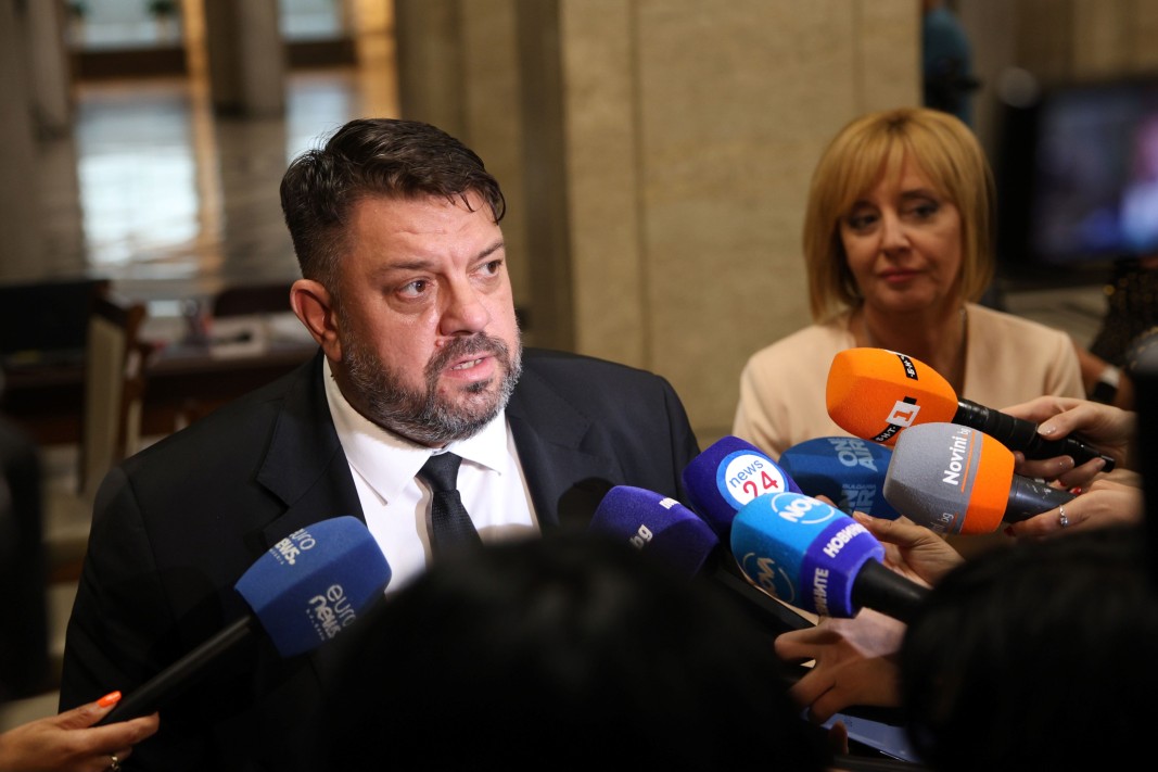 Зафиров оттегли подадените от пълномощниците на Нинова документи за регистрация