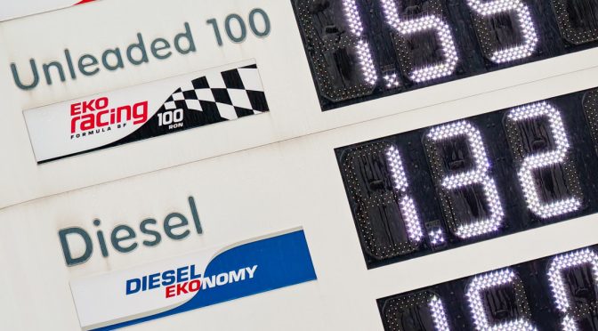 Президентът ще обсъди с КЗК мерки срещу поскъпването на горивата