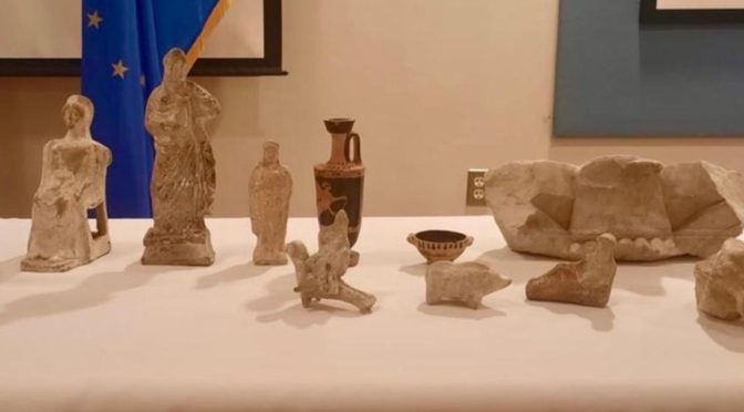 Американско семейство върна на Гърция артефакти от IV век пр. Хр.