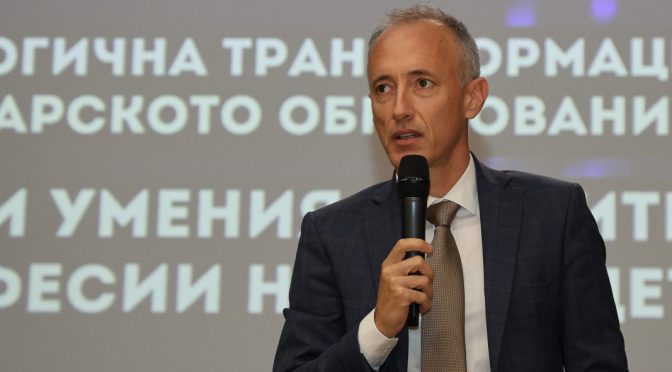 Министър Вълчев: Голям проблем е демотивацията на учениците да изучават математика и природни науки