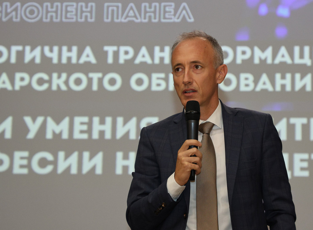 Министър Вълчев: Голям проблем е демотивацията на учениците да изучават математика и природни науки