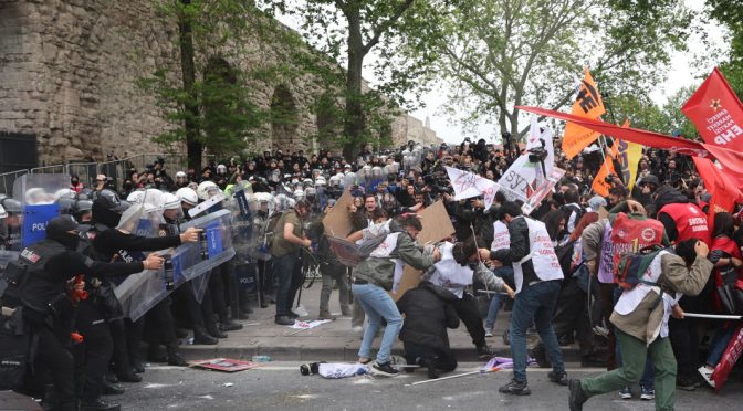 Десетки задържани в Турция след забрана на първомайските митинги на площад Таксим в Истанбул